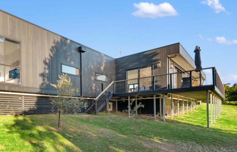 Charming Bushland Haven in McKenzie Hill One